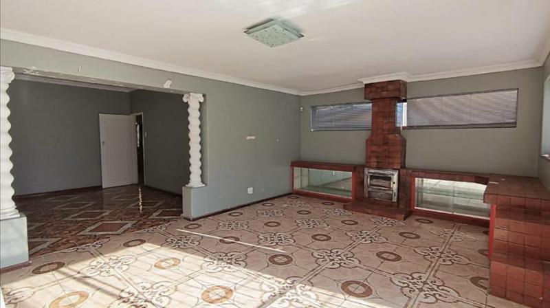5 Bedroom Property for Sale in Grassy Park Western Cape